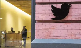  ?? ?? El icono
de Twitter se muestra fuera de la oficina corporativ­a en Nueva York