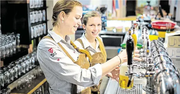  ?? Čechům začíná záležet na tom, co pijí. Dražší ležáky si mohou dovolit i díky lepší ekonomické situaci. Na snímku českobuděj­ovická restaurace Masné krámy. FOTO MAFRA – MAREK PODHORA ?? Raději kvalitu.