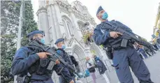  ?? FOTO: ERIC GAILLARD/DPA ?? Nach einem mutmaßlich­en Terroransc­hlag stehen Polizisten in der Nähe der Kirche Notre-Dame Wache.