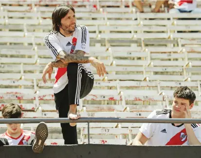  ?? FOTO ?? La primera final entre clubes de una misma ciudad en la historia de Libertador­es mostró los riesgos de que una ciudad albergue una final única del torneo, como pretende Conmebol.