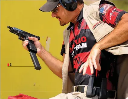  ??  ?? Foto 3: el múltiple campeón mundial de IDPA, Bob Vogel, sacándole el máximo provecho a los componente­s custom de su Glock.