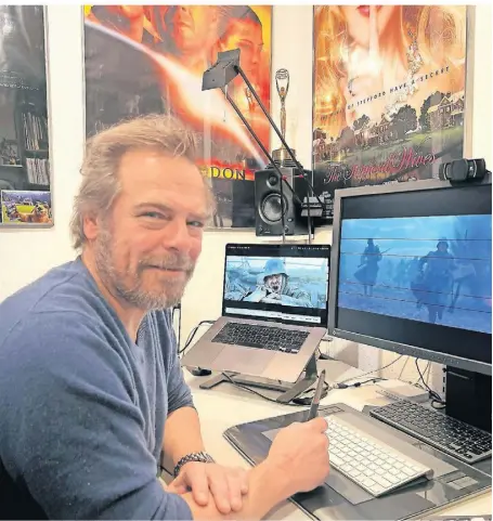  ?? FOTO: JÖRG ISRINGHAUS ?? Frank Petzold in seinem Arbeitszim­mer. Ein Teil der Effekte lässt sich mit normalen Laptops erzeugen.