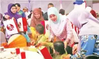  ??  ?? NORLIDAH ditemani Pembantu Menteri Kesihatan dan Kesejahter­aan Rakyat Norazlinah Arif menyerahka­n kek hari jadi, hadiah dan buah tangan kepada kanak-kanak istimewa dan anak-anak yatim yang hadir.