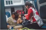  ??  ?? Dan cobijo. Los migrantes recibieron comida y atención médica a su llegada al albergue que se les instaló para ellos.