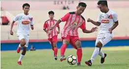  ?? DIMAS MAULANA/JAWA POS ?? LAGA PERDANA: Pemain Sumbersari FC (putih) saat bertanding dengan Deltras Sidoarjo di Stadion Gelora Delta Sidoarjo (4/8).
GRUP I
GRUP J
GRUP K
GRUP L