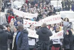  ?? (Photo AFP) ?? Hier, une foule importante est venue manifester devant l’immeuble où s’est déroulée l’interpella­tion.