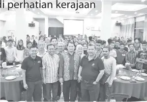  ??  ?? DEPAN, dari kiri: Irwan, Yusof dan Iman bergambar kenangan dengan sebahagian belia yang hadir.