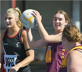  ?? ?? Drouin wing attack Holly Cheney takes the free pass next to Warragul’s Rebecca O’Halloran in B grade. Drouin won 41-40.