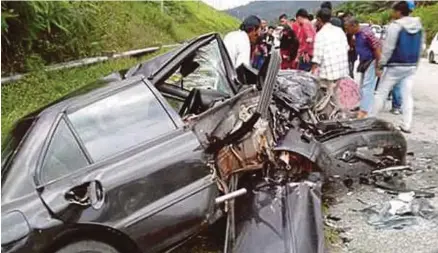  ?? [FOTO IHSAN PEMBACA] ?? Keadaan kereta mangsa selepas terbabit nahas di Kilometer 37, Jalan Gua Musang-kuala Krai, semalam.