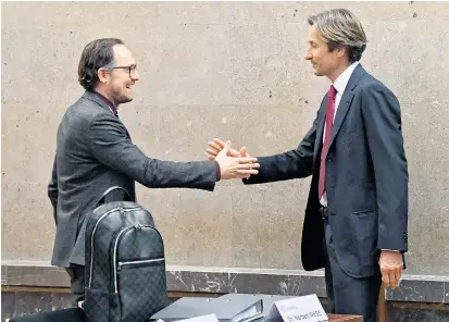  ??  ?? Karl-Heinz Grasser (rechts) begrüßt seinen erfreuten Anwalt, Norbert Wess.
