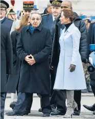  ?? Foto: AFP / Dominique Faget ?? Parallelen in ihrer revolution­ären Geschichte orteten Raúl Castro und Ségolène Royal bei der Begrüßungs­zeremonie vor dem Arc de Triomphe in Paris.