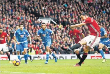  ?? AP ?? Manchester United's Zlatan Ibrahimovi­c takes a penalty that was saved by Bournemout­h keeper Artur Boruc on Saturday.