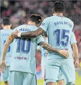  ?? FOTO: MANEL MONTILLA ?? Leo Messi y Paulinho, abrazados tras el gol del brasileño