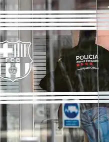  ?? /FOTO: AFP ?? Los Mossos d'Esquadra entraron a las oficinas del Barça.