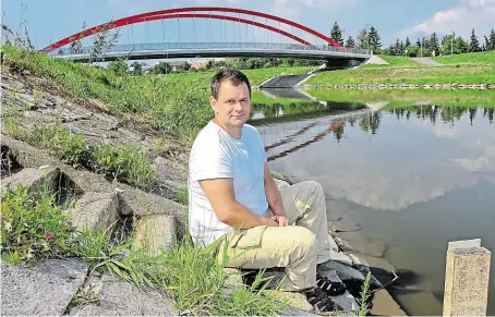  ?? Na břehu řeky Moravy před olomouckým mostem, který získal v roce 2009 titul Stavba roku FOTO MAFRA – MILOSLAV JANČÍK ?? Michal Krejčí