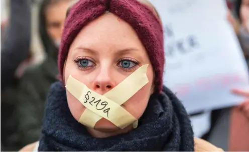  ?? Foto: imago/F.Boillot ?? Demonstran­t*innen fordern bei einer Kundgebung in Berlin die Abschaffun­g von Paragraf 219a.