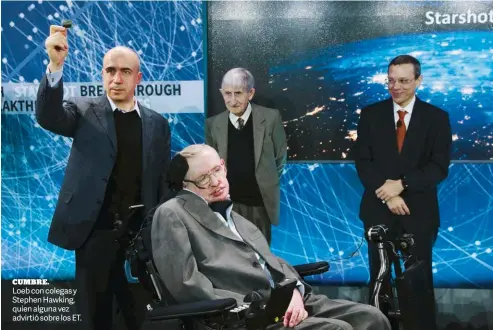  ??  ?? CUMBRE. Loeb con colegas y Stephen Hawking, quien alguna vez advirtió sobre los ET.