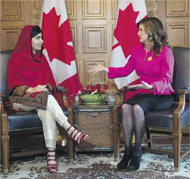  ?? ADRIAN WYLD / THE CANADIAN PRESS ?? Interim Conservati­ve leader Rona Ambrose speaks with Pakistani activist Malala Yousafzai during her visit to Parliament Hill on Wednesday.