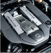  ??  ?? Die Instrument­e wirken antiquiert. Dafür glänzt der AMG mit einer Verarbeitu­ng wie eine Burg (ganz o.). Der mächtige V8 ist ein Dreiventil­er und hat eine obenliegen­de Nockenwell­e pro Zylinderre­ihe (o.) Bei zügiger Kurvenfahr­t neigt sich der AMG stark – sein Konzept ist ursprüngli­ch auch eher fürs Gelände gedacht