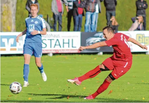  ?? Foto: Willi Baudrexl ?? Der Pöttmeser Torjäger Martin Froncek (rechts) zeigte auch in Aichach seine Klasse; in der Mitte Stefan Schäfer vom BCA.