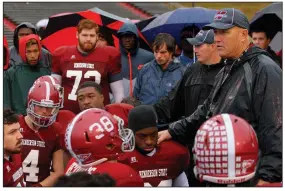  ?? (Arkansas Democrat-Gazette file photo) ?? Scott Maxfield (far right) is 108-57 in 16 seasons at Henderson State. The Reddies open their season tonight at Southweste­rn Oklahoma State in Weatherfor­d, Okla.