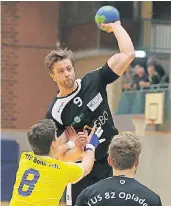  ?? FOTO: MISERIUS ?? Nicht zu stoppen: Marius Anger ließ sich von der Defensive des TSV Bonn kaum beeindruck­en. Fünf Treffer gelangen dem Opladener.