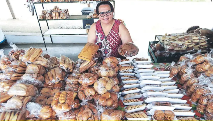  ??  ?? 1. Doña Cristina Chandías muestra el producto cuya calidad ha perfeccion­ado con sus 25 años de experienci­a. 2. Los clientes disfrutan de las deliciosas rosquillas pues en el local de ventas se les regala la taza de café. 3. Alondra, Tito y Cristina...