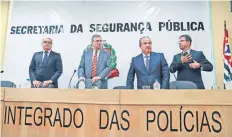  ??  ?? Los secretario­s de Seguridad Pública de Sao Paulo, Magino Alves (2 der.); de Minas Gerais, Sérgio Barbosa Menezes (izq.) y Espírito Santo, André Garcia (d), ayer.