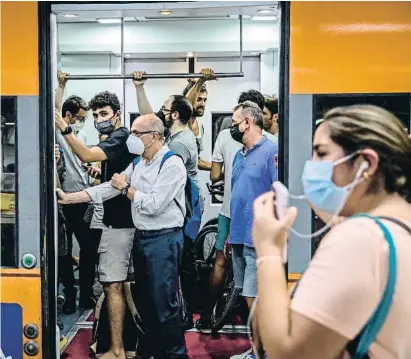  ?? Angel Garcia / Bloomberg ?? Viatgers en un tren de Rodalies a l’estació de Sants