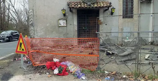  ?? (Proto) ?? I fiori I mazzi di fiori per ricordare Xhesika, Ambra, Riccardo e Federico, all’altezza del chilometro 18,700 di via Tiburtina, in località Setteville a Guidonia