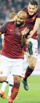  ??  ?? Maicon seguito da Florenzi ROMA - Squadra subito al lavoro in vista della partitissi­ma di San Siro. Oggi la partenza per Milano, dopo la conferenza stampa di Rudi Garcia: Radja Nainggolan si sente sempre più romano, oltre che romanista. Ieri ha...