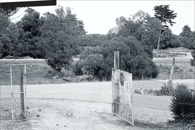  ??  ?? Santu Mofokeng, Robben Island /Robert Sobukwe’s Gate, 2001