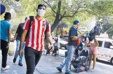  ?? RAFAEL POLO ?? Un joven camina por una zona del centro de Barranquil­la. Esta es la población es la más afectada por el virus.