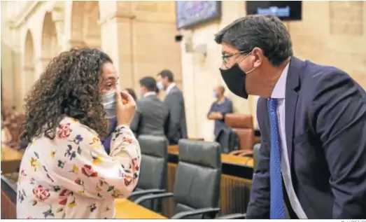  ?? M. J. LÓPEZ / EP ?? Inmaculada Nieto y Juan Marín, conversand­o ayer en el Pleno del Parlamento antes del inicio de la sesión plenaria.