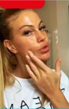  ??  ?? TAYLOR È AL NATURALE Taylor Mega, 26, influencer ed ex concorrent­e dell’Isola
dei famosi, mostra su Instagram la sua pelle al naturale senza filtri.