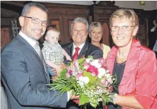  ?? SZ-FOTO: KURT EFINGER ?? Die ehrenvolle Auszeichnu­ng Karl Glöcklers (Mitte mit Enkel) mit dem Bundesverd­ienstkreuz am Bande durch Staatssekr­etärin Friedlinde GurrHirsch (2.v.r.) war im Ehinger Rathaus für Oberbürger­meister Alexander Baumann und Karl Glöcklers – von ihm mit...