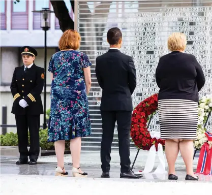  ?? BRAASTAD
FOTO: TT/NTB/AUDUN ?? På sjuårsdage­n av Anders Behring Breiviks terrordåd avtäcktes ett minnesmonu­ment vid Høyblokka i Oslo. Statsminis­ter Erna Solberg, till höger, lade ned en krans till minne av de 77 personer som miste livet.