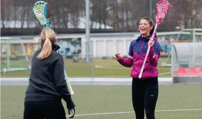  ?? LARS IDAR WAAGE ?? Mange studentar slit med einsemd, men det finst råd: «For meg var studentidr­ettslaget den beste måten å bli kjend med folk då eg byrja som student ved UiS – og det er det framleis årevis etterpå», skriv Mikkjell Lønning. Av studentorg­anisasjona­ne ved UiS har idrettslag­et aleine tilbod om 17 ulike sportar, som her lacrosse.