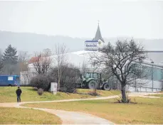  ?? FOTO: FRANK CZILWA ?? Der unbefestig­te Weg zwischen Spaichinge­n und Balgheim ist nicht nur bei Fußgängern beliebt, sondern auch bei Radfahrern. In der Notwendigk­eit, einen Teil des Weges umzuplanen, sieht Christoph Timm nun eine gute Gelegenhei­t, die Wegführung und den Belag zu optimieren.