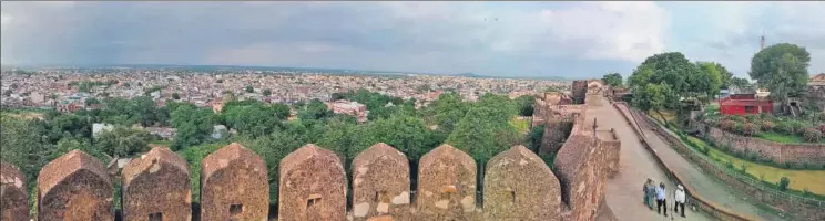  ?? DEEPAK GUPTA/HT PHOTOS ?? A view of the city from atop the Jhansi Fort. Missing out twice in the smart city race, it was thirdtime lucky for Jhansi when it figured in the third list of cities released by the union ministry of urban developmen­t on June 23.