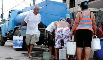  ??  ?? Casi 50 mil personas reciben el servicio mediante carros cisterna, principalm­ente en los municipios más afectados: Florencia, Primero de Enero, Ciro Redondo y Ciego de Ávila. | foto: Pastor Batista