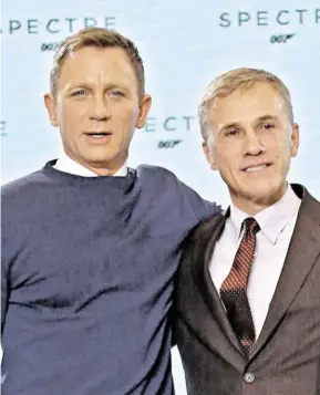  ?? BILD: SN/AP ?? Bald hört das Umarmen auf: Daniel Craig und Christoph Waltz.