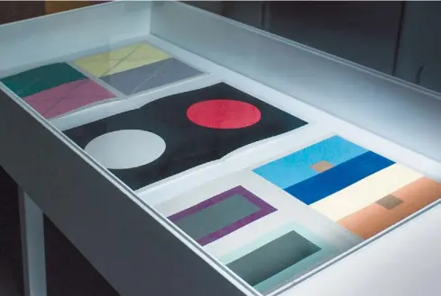  ??  ?? Serigrafía­s. Las que acompañaba­n la edición del libro “La interacció­n del color” que Josef Albers publicó en 1963.