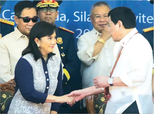  ??  ?? POLICE GRADUATION GUESTS – President Duterte greets Vice President Leni Robredo during the 40th graduation exercises of the Philippine National Police Academy at Camp Generla Marian Castaneda in Silang, Cavite, Friday. The two presented the Kampilan awards to the class valedictor­ian and salutatori­an. (Jansen Romero)