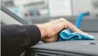  ?? Foto: Christin Klose ?? Im Innenraum des Autos darf beim Saubermach­en haushaltsü­bliches Spülmittel zum Einsatz kommen.