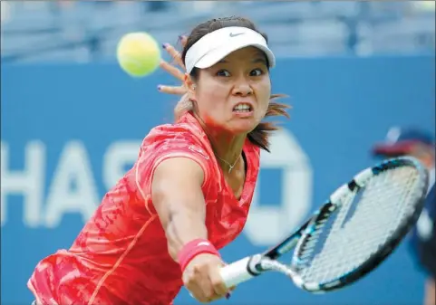  ?? EDUARDO MUNOZ / REUTERS ?? Li Na returns to Olga Govortsova at the US Open in New York on Monday. Li, seeded fifth, won 6-2, 6-2.