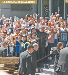  ??  ?? Las personas en la Basílica esperaron al Príncipe cantando sus temas.