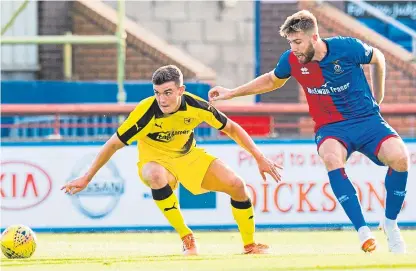  ?? Picture: SNS. ?? Looking up: Raith’s Ross Matthews, left, is fully focused on catching up with league leaders Arbroath.