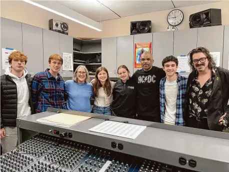  ?? Betsy Bergeron/Contribute­d photo ?? Betsy Bergeron, music director at Greens Farms Academy, left, and her students with Darryl McDaniels of Run DMC and her former student Charlie Hall of The War on Drugs while visiting her class last week.