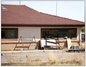  ?? (AP/David Zalubowski) ?? A sign covers the broken back window of the Return to Nature Funeral Home in Penrose, Colo., on Monday.